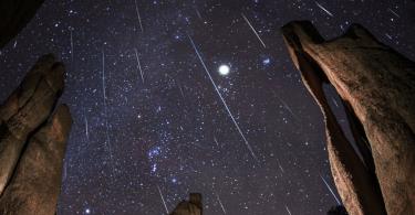 سماء المنطقة تشهد زخة قوية من الشهب مساء السبت